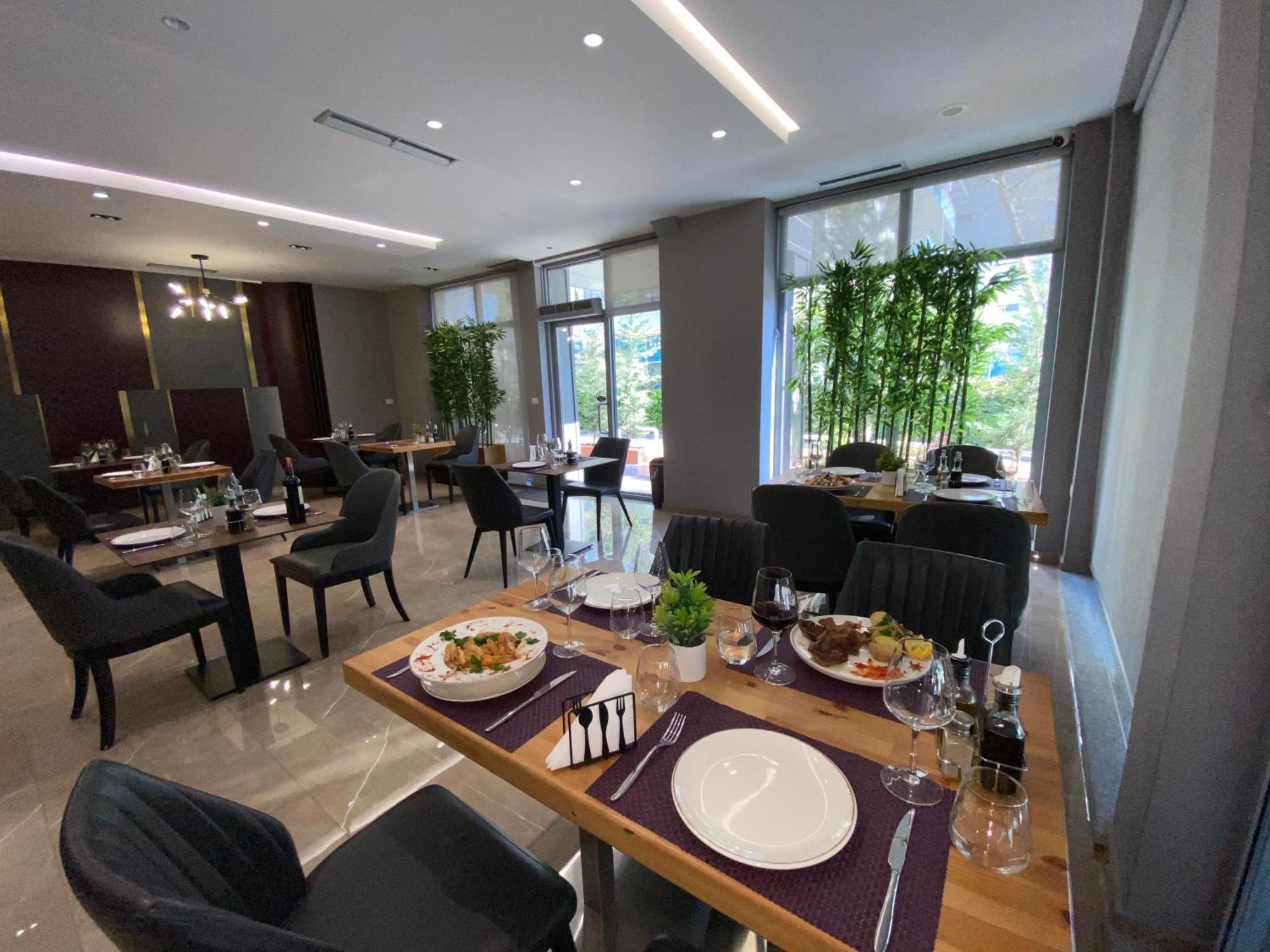 Doanesia Premium Hotel & Spa Тирана Екстериор снимка